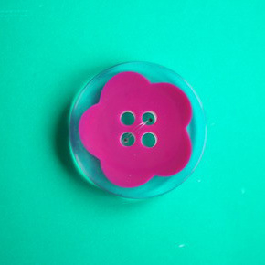 Botón de poliéster de 2 agujeros de nuevo diseño (S-076)