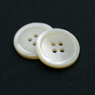 Botón de poliéster de 4 agujeros de nuevo diseño (T-005)