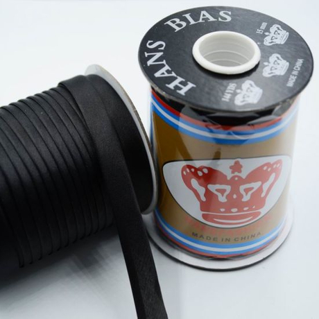 Cinta de enlace de satén sesgado con rollo de embalaje